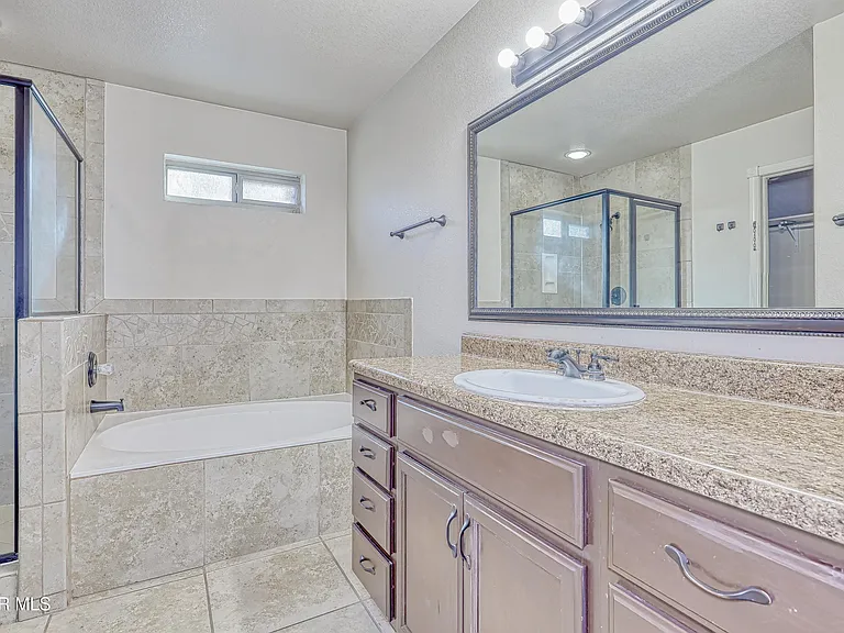 14325 Woods Point Ave — Photo 29
