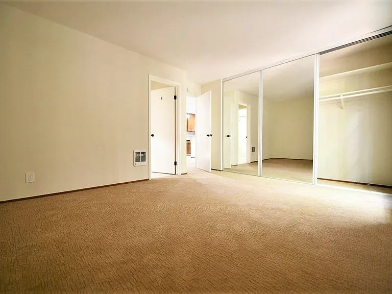 366 Staten Ave — Photo 10