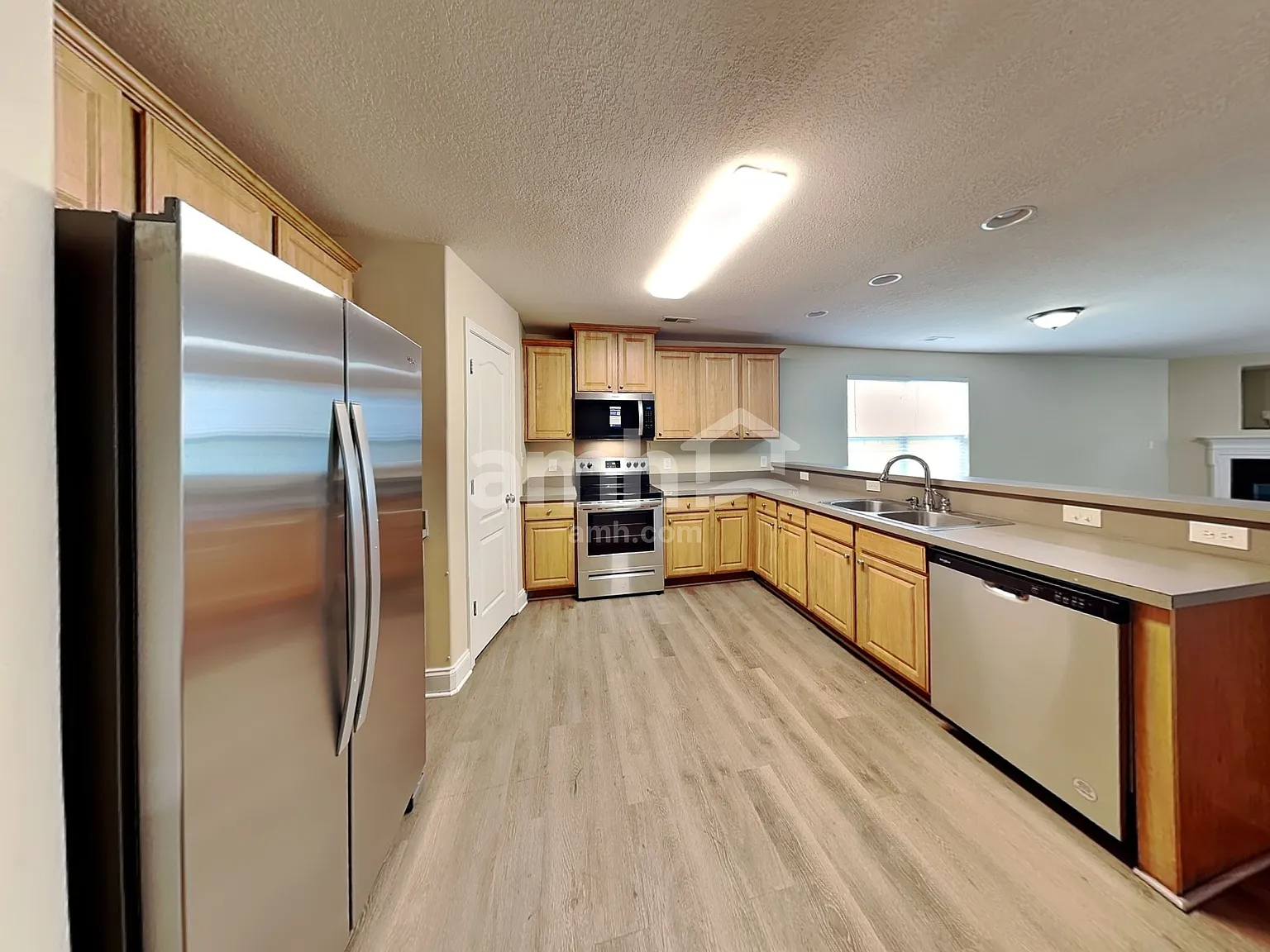 6 bed, 3.5 bath, 3410 sqft, $2,870 — Photo 3