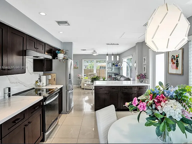 1001 NE 17th Ct — Photo 42