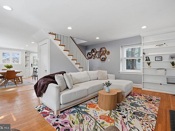 4th image of 310 Old Forest Rd