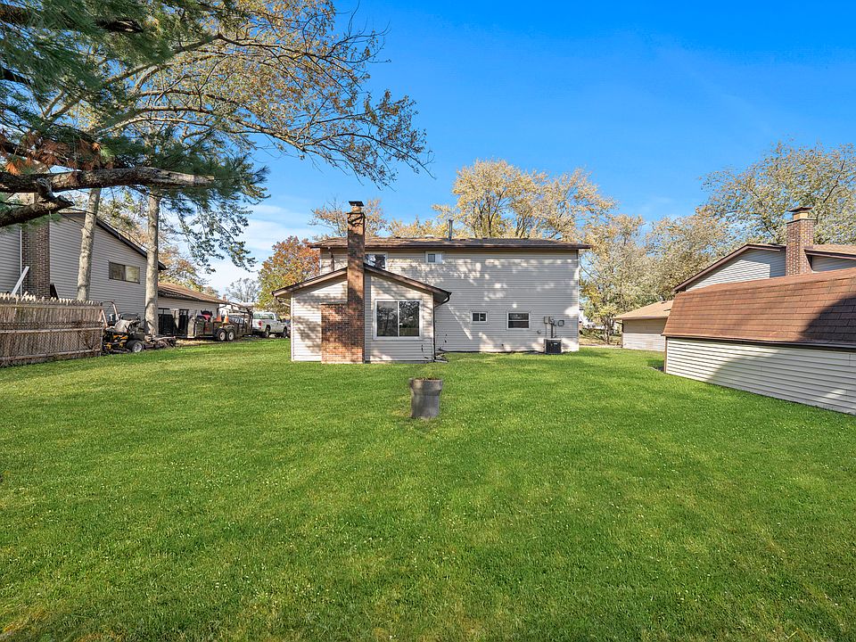 2nd image of 1077 Amherst Ln