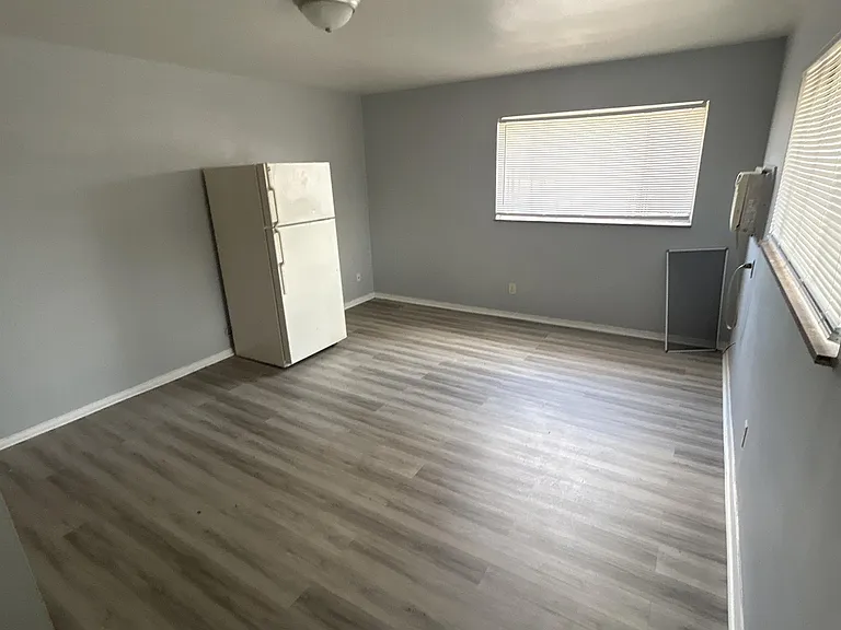274 E Nottingham Rd — Photo 1