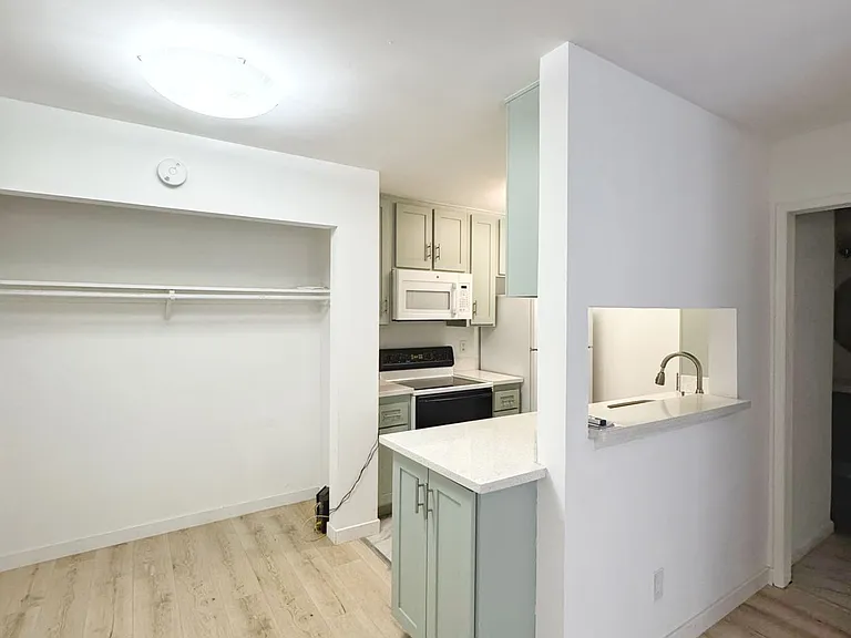1351 N Orange Dr #117 — Photo 2