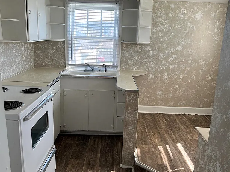 506 Bee St — Photo 5