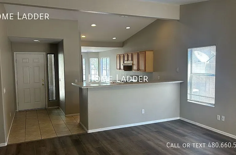 10805 W Wilshire Dr — Photo 2