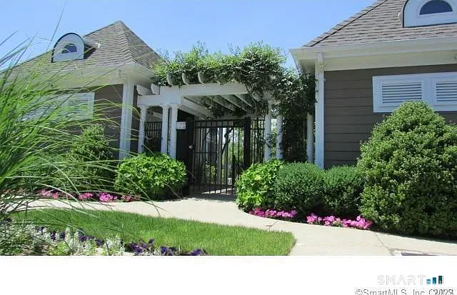 3 bed, 3.0 bath, 3758 sqft, $9,500 — Photo 2