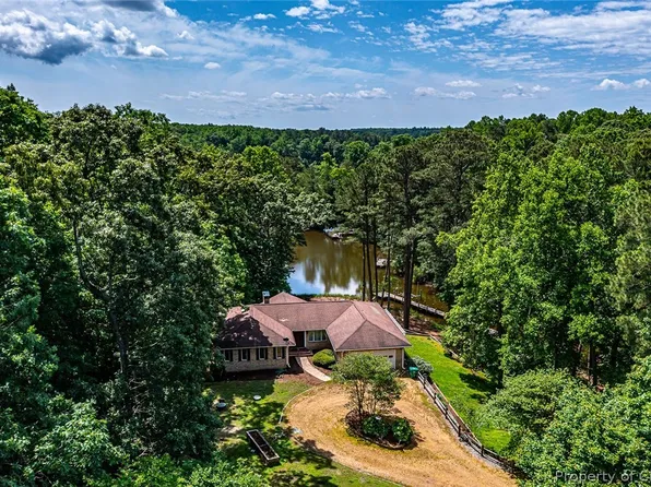 135 Stony Point Dr, Lancaster, VA 22503