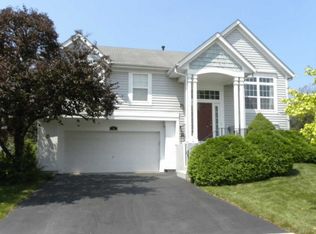 19 Locust Ct, South Elgin, IL 60177