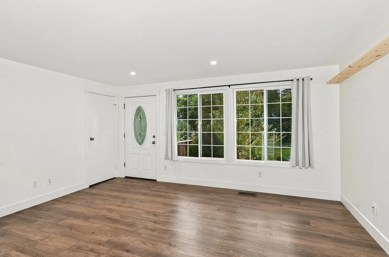 Charming 3-Bedroom Home with Large Fenced Yard in Redmond — Photo 2