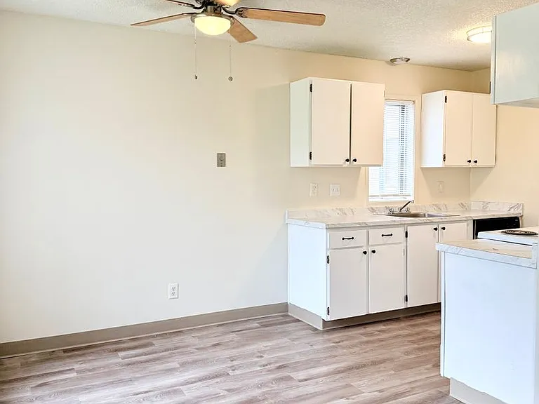 Sunnyside Village Apartments — Photo 12