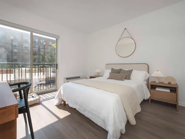 55 Riverwalk Place image 7 of 37