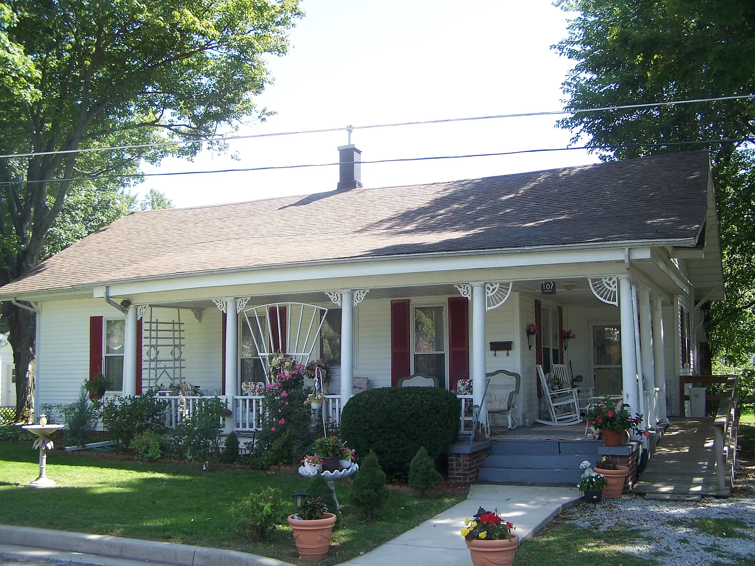 107 E Logan St photo 1