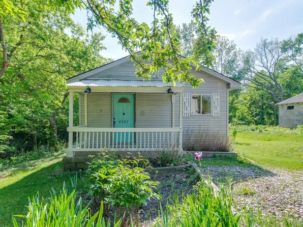 9587 Portage Trl, White Lake, MI 48386