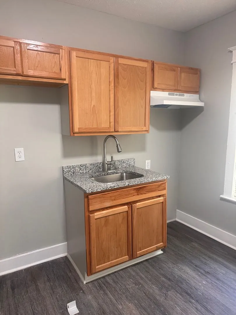 1724 W Ormsby Ave — Photo 4