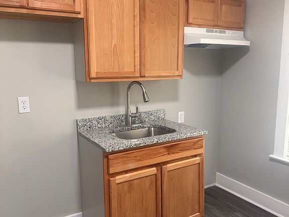 3rd image of 1724 W Ormsby Ave APT 4