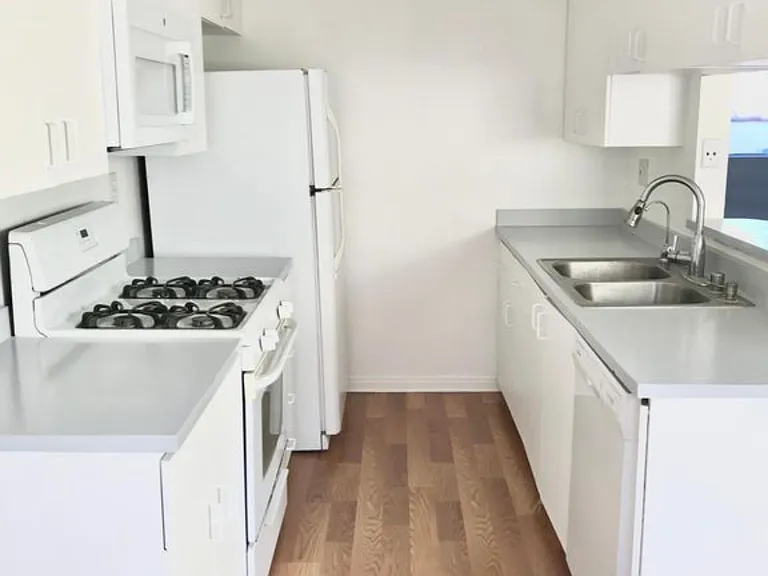 1431 S Shenandoah St #9 — Photo 2