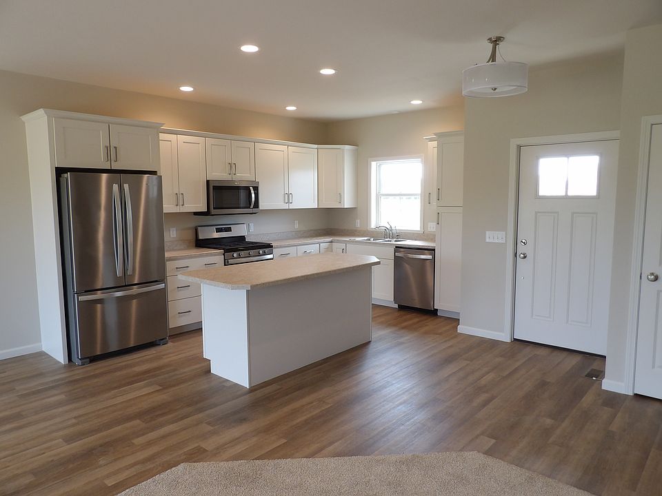 2nd image of 1214 Camelot Dr
