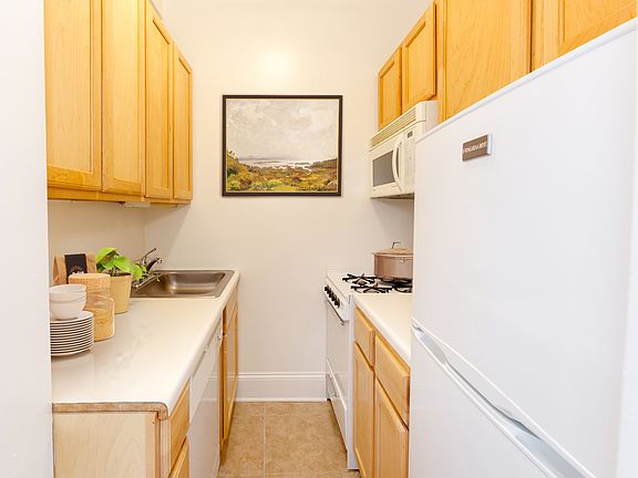 3rd image of 2850 N Sheridan Rd #12