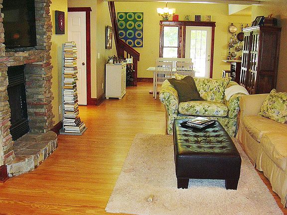 Open Plan LR w/fireplace