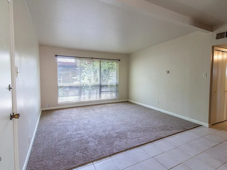 609 W Texas Ave — Photo 4