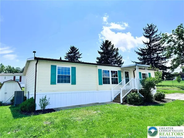 10180 Forest Grove Ln, Breinigsville, PA 18031