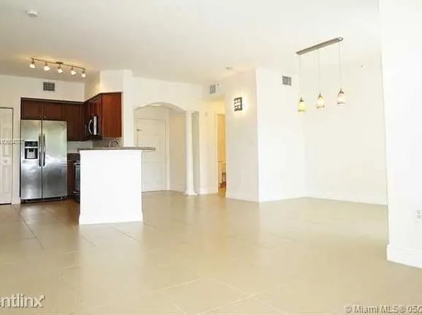 9021 SW 94th St APT 208, Miami, FL 33176