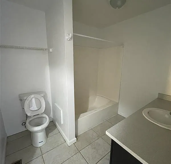 1300 SF 2 Bed / 2 Bath Town Home Apartments Next To Lafayette Park! — Photo 25