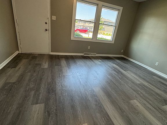 4th image of 1529 Sheffield Ave #1535