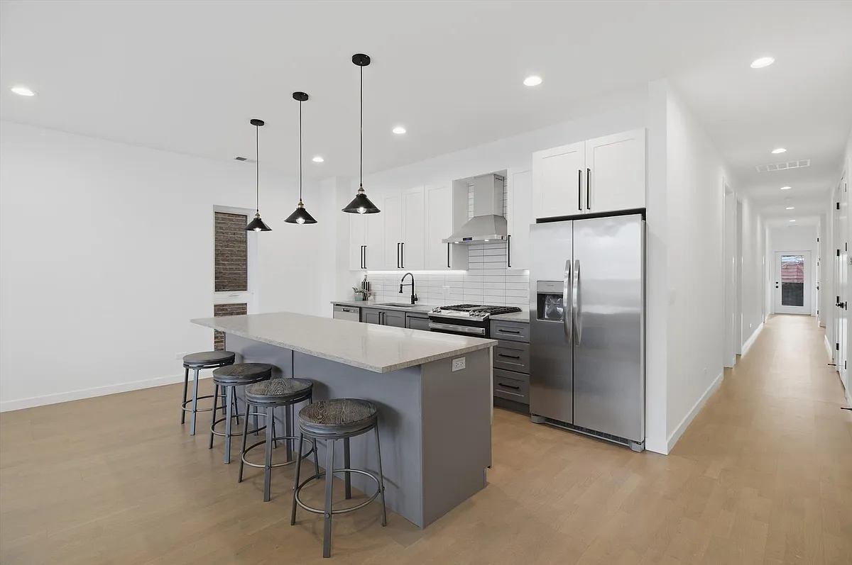 Building Photo - 5824 N Lincoln Ave #2S