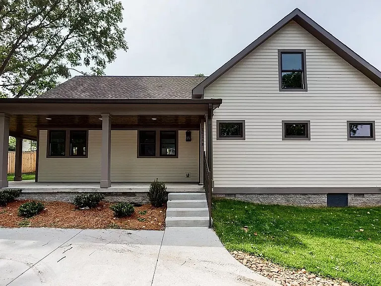 1011B S Douglas Ave — Photo 1