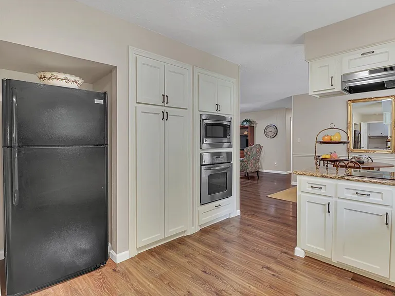 805 Bluebonnet Ln — Photo 28