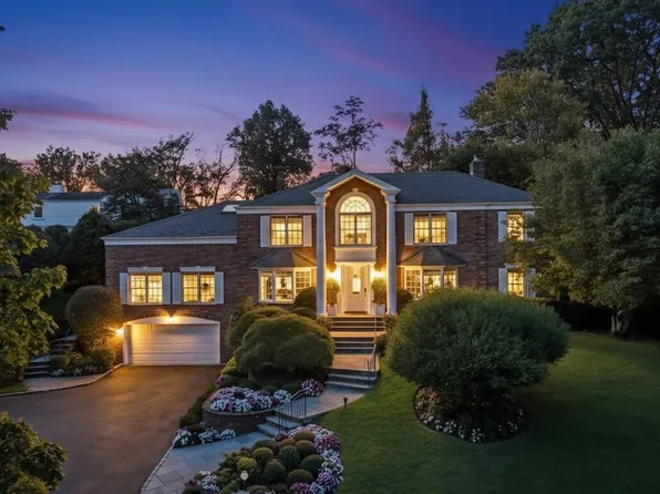 22 Bayside Dr, Great Neck, NY 11023