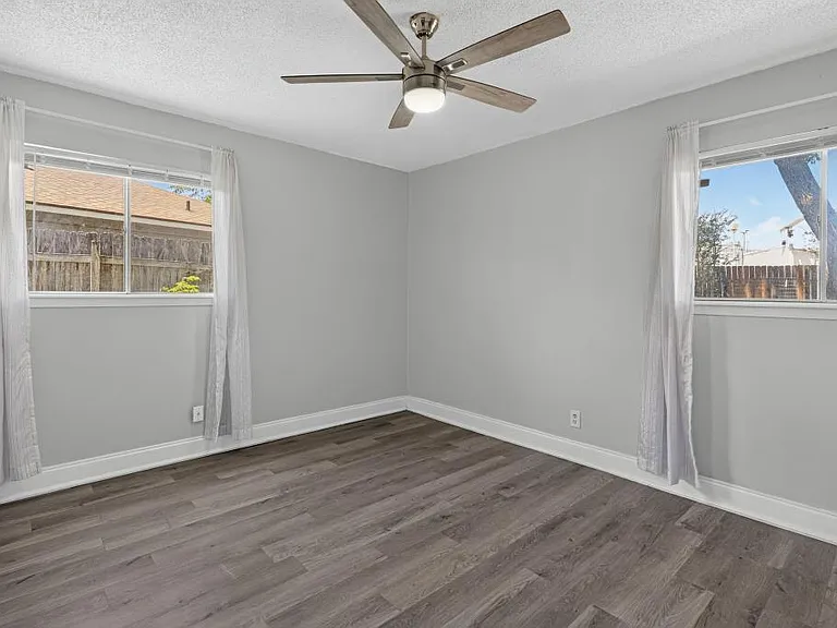 8602 Colonial Dr — Photo 24