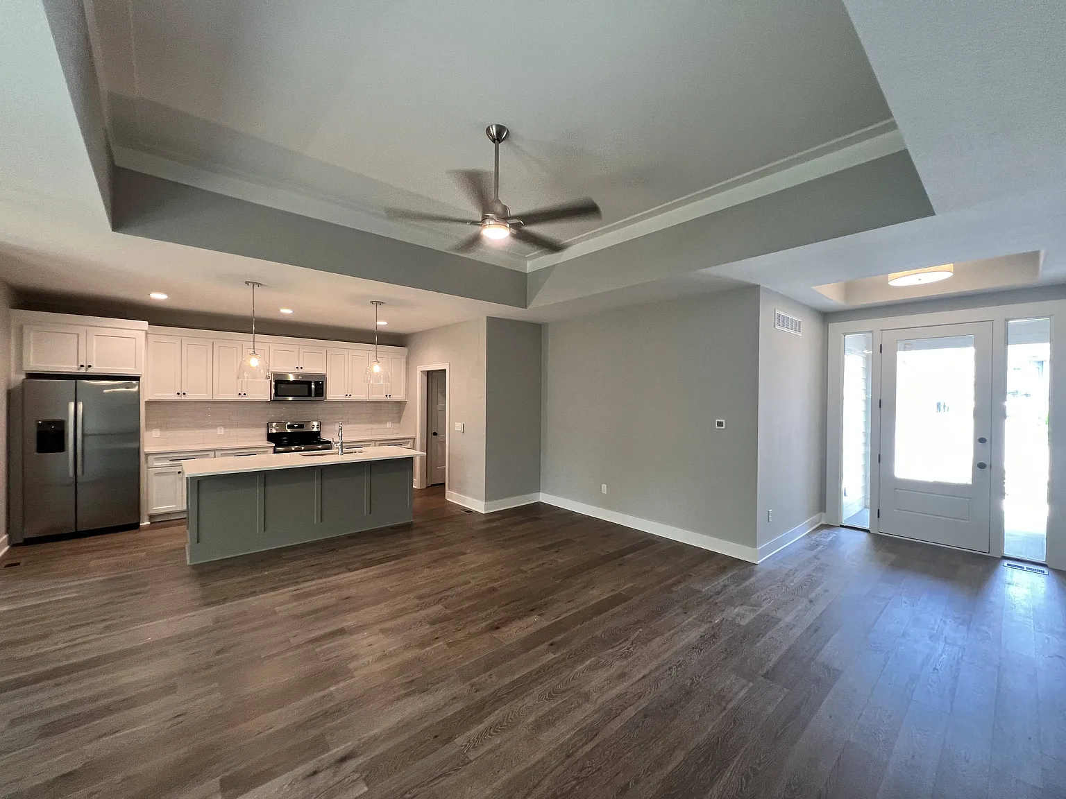 4 bed, 2370 sqft, $4,200 — Photo 3