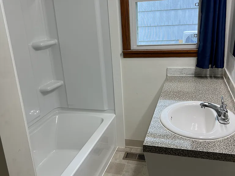 Bathroom with tub/shower