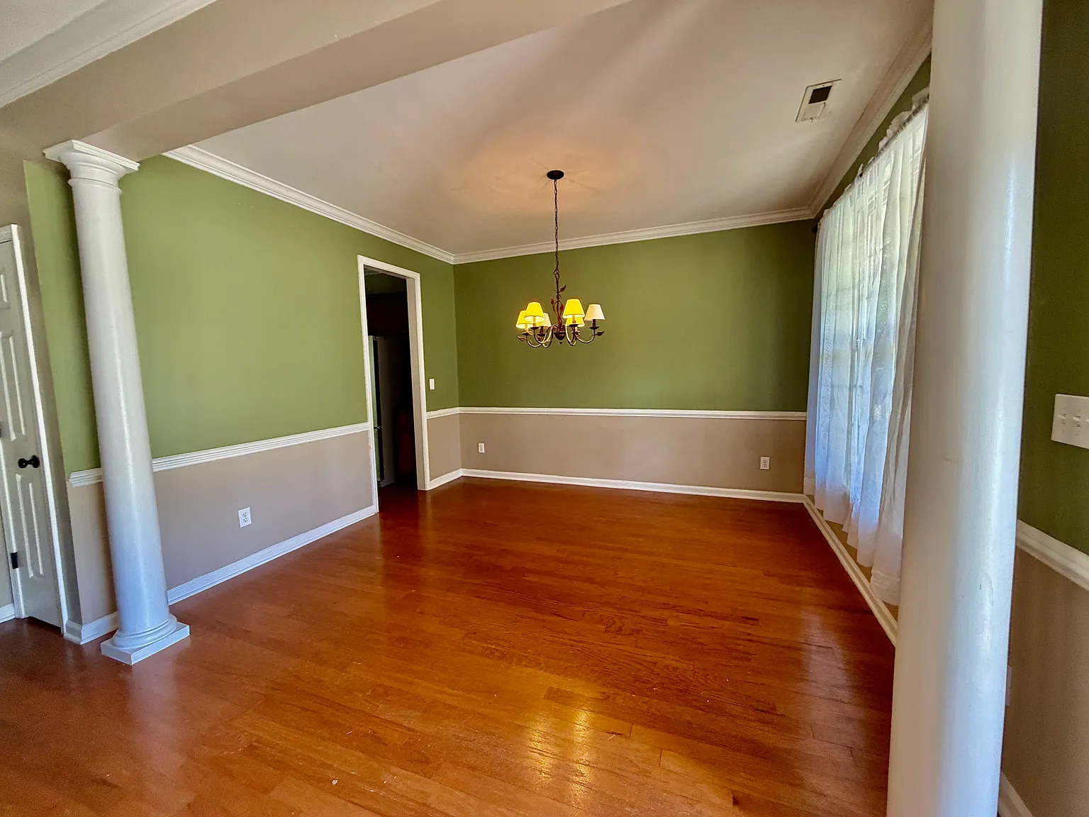 3 bed, 2.5 bath, 2046 sqft, $2,000 — Photo 2