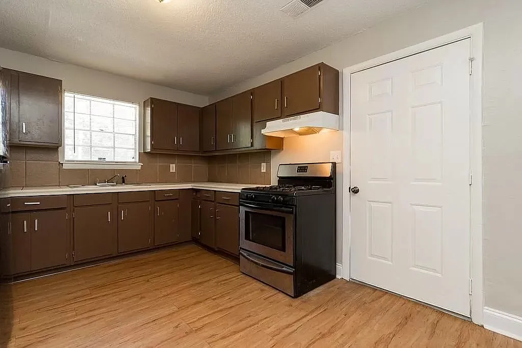3 bed, 960 sqft, $1,595 — Photo 3
