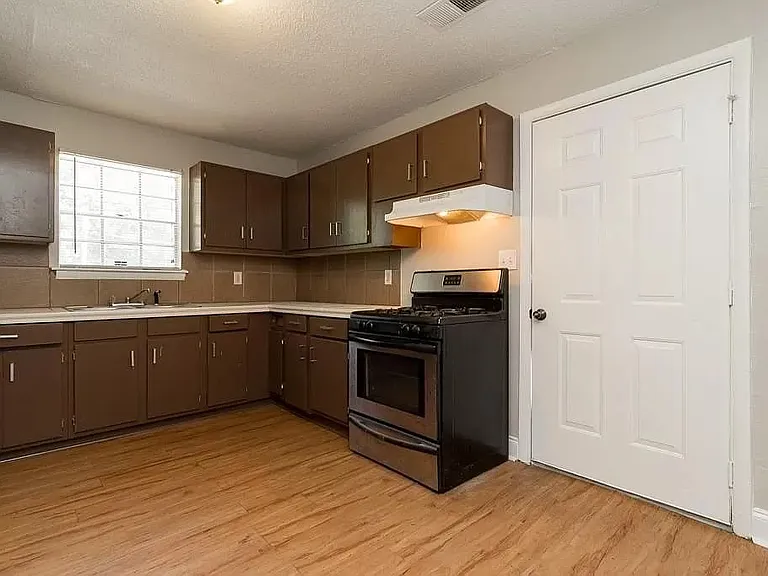 482 Arthur St SW — Photo 5