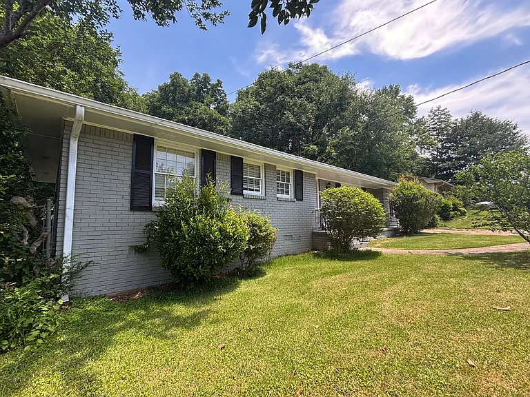 3248 Tulip Dr — Photo 3