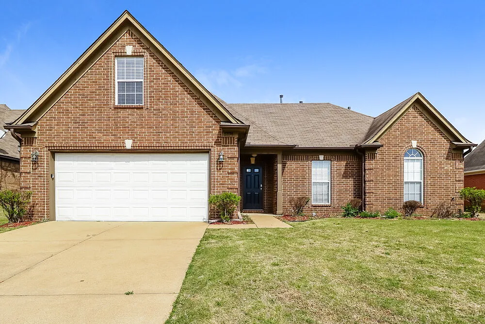 4 bed, 2.0 bath, 1946 sqft, $2,155 — Photo 1