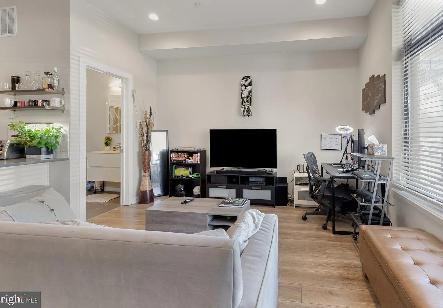1 bed, 985 sqft, $1,645 — Photo 3