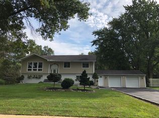 10 Hampton Dr, Freehold, NJ 07728