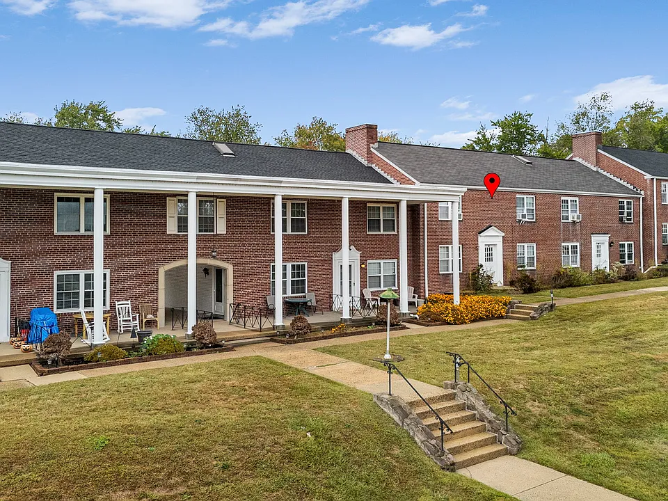 200 Maplewood Dr #D8