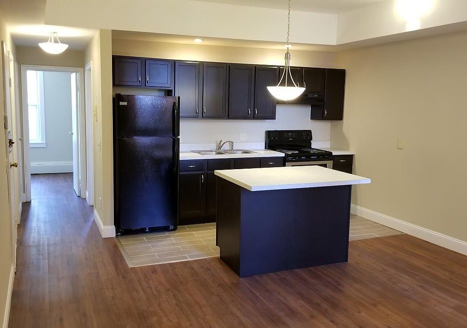 Kitchen w/island