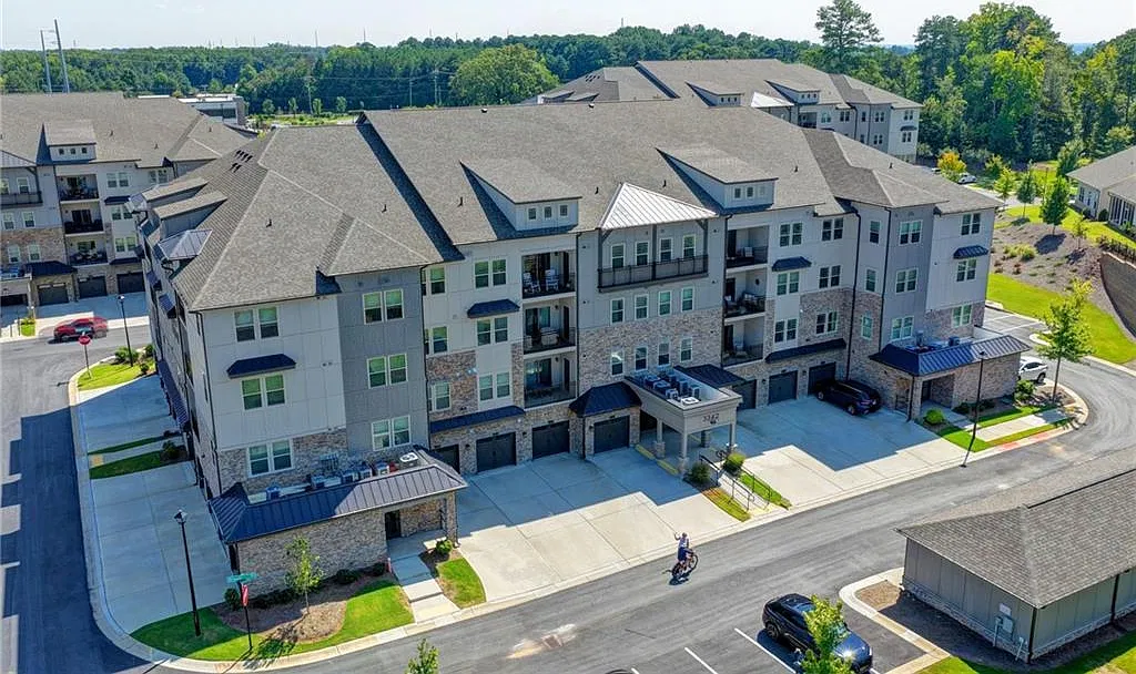 2 bed, 2.0 bath, 1702 sqft, $2,600 — Photo 1