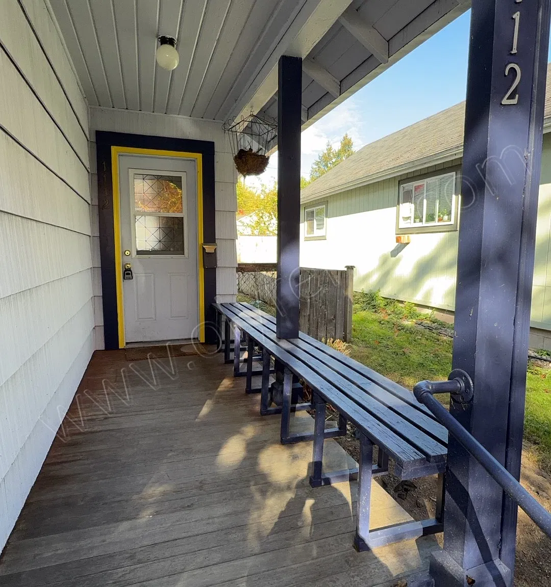 Classic Home in the heart of Olympia - 2 bedroom 1 bath w/ Garage! — Photo 2