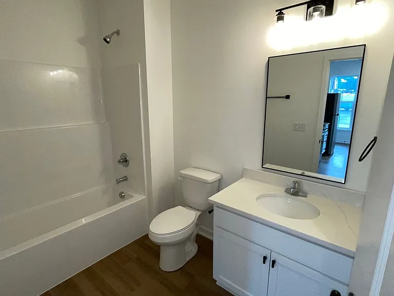 Forest Ave Rowhomes — Photo 10