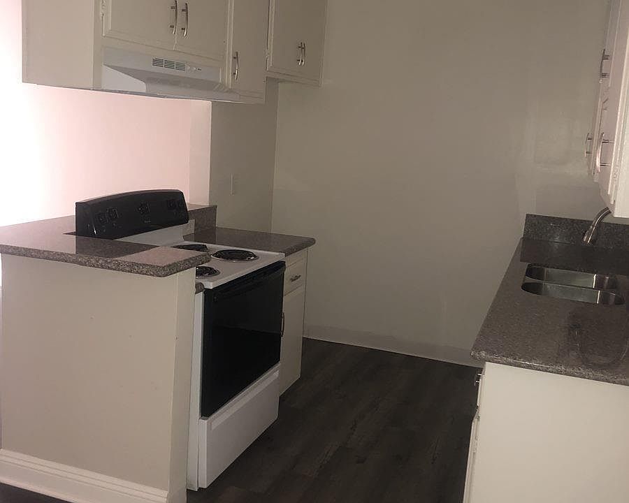 2nd image of 535 W 3rd St #1X1