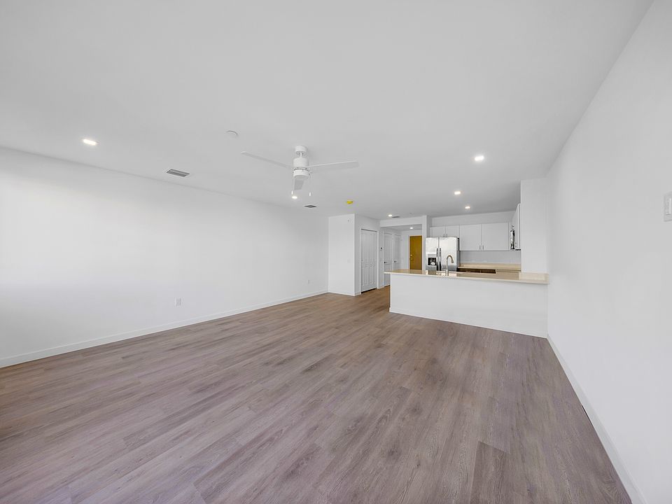 1st image of 20 NE 19th Ave #213